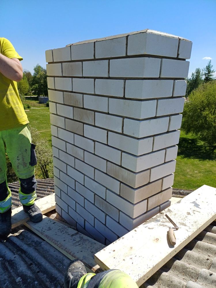 Mūrēšanas darbi — skursteņa mūrēšana
